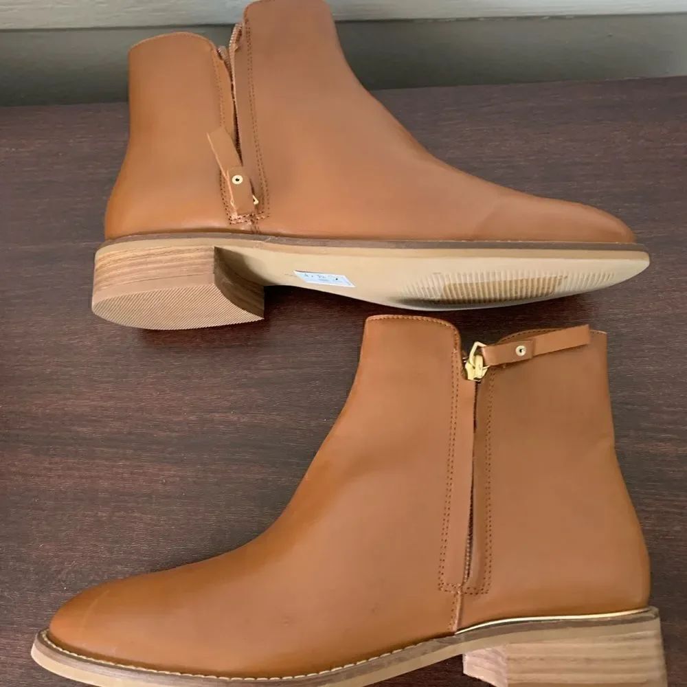 Crevo Eileen Women’s soft genuine leather zip ankle boot size 8, NIB - Picture 2 of 12
